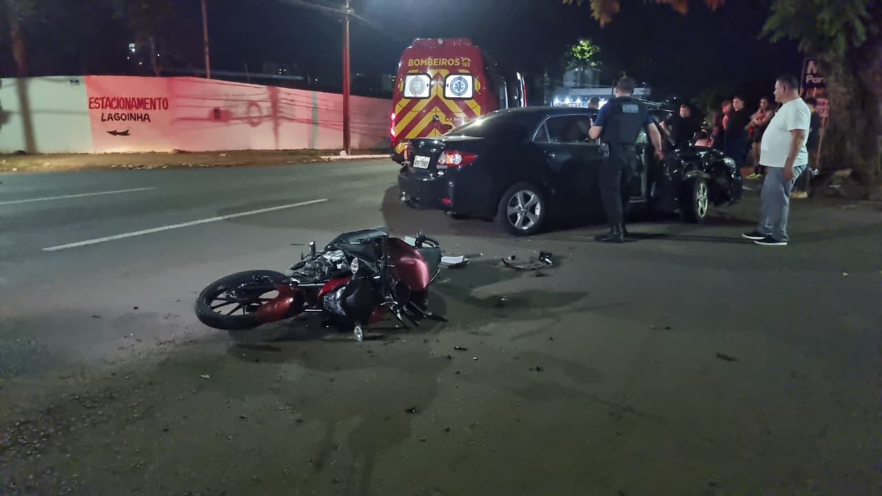 Imagem referente a Jovem quebra a perna após acidente entre carro e moto na Rua Erechim