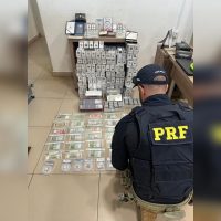Imagem referente a PRF apreende moedas e cédulas estrangeiras em caminhão na BR-277