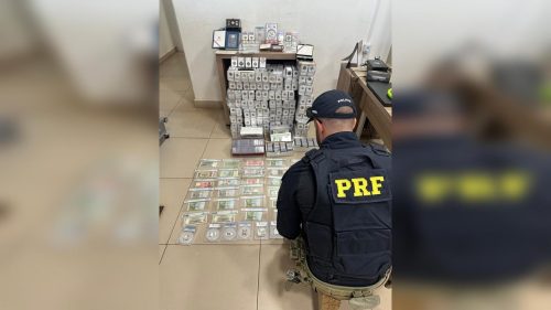PRF apreende moedas e cédulas estrangeiras em caminhão na BR-277