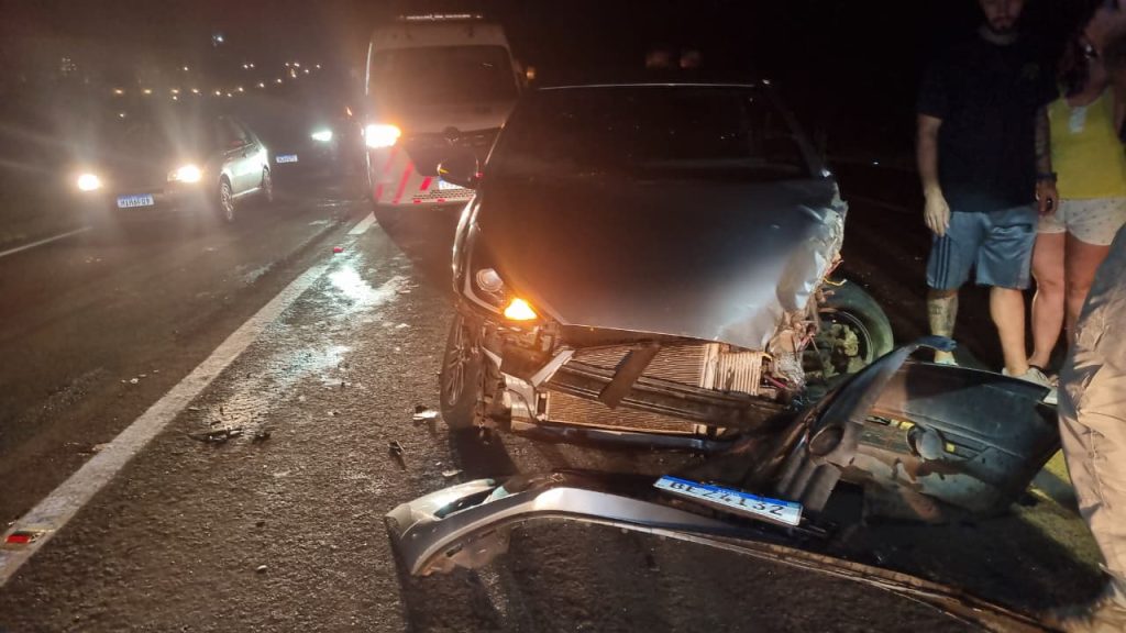 Grave acidente é registrado na BR-277 em Cascavel: Três carros e um caminhão envolvidos