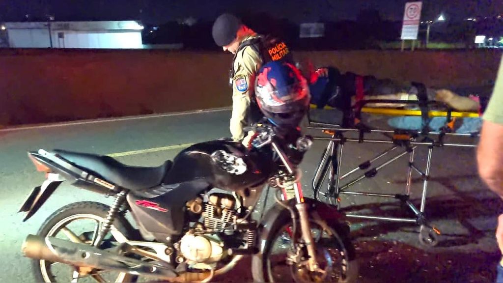 Motociclista fica ferido após forte colisão com carro na marginal da BR-277, em Cascavel