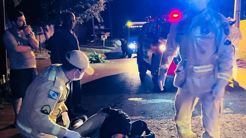 SIATE e médico de área atendem motociclista ferida após batida em cruzamento