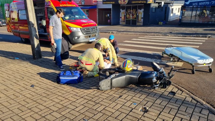 Colisão entre carro e moto deixa homem ferido na Rua Itália, no Cascavel Velho