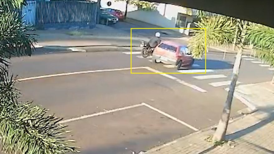Veja momento em que motociclista quebra a clavícula em acidente no Cascavel Velho