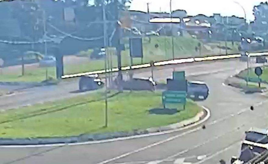 Vídeo mostra colisão entre carro e moto no Trevo da Portal