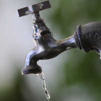 Imagem referente a Égua cai em adutora e afeta abastecimento em 300 bairros de BH