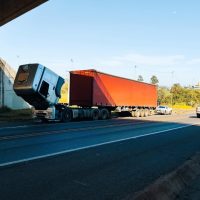 Imagem referente a Carreta apresenta problema mecânico na BR-277, em Cascavel