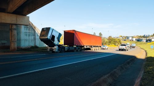 Carreta apresenta problema mecânico na BR-277, em Cascavel Carreta apresenta problema mecânico na BR-277, em Cascavel