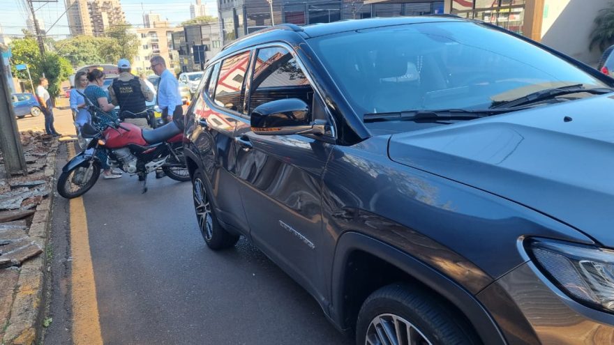 Acidente envolvendo três veículos deixa motociclista ferido no Centro de Cascavel