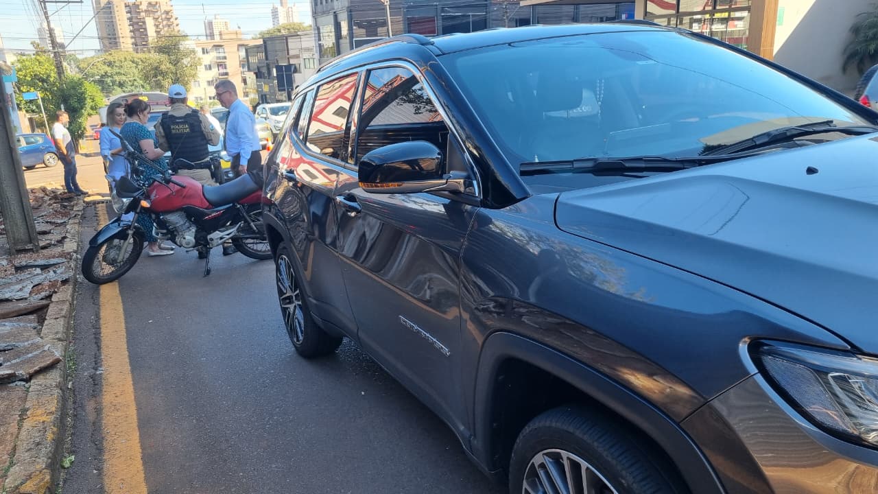 Imagem referente a Acidente envolvendo três veículos deixa motociclista ferido no Centro de Cascavel
