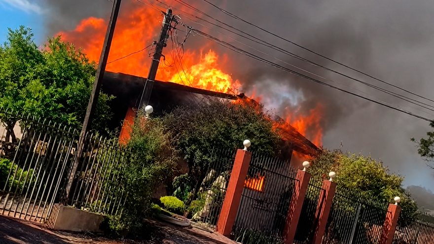 Casa é tomada pelo fogo no Alto Alegre, em Cascavel