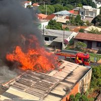 Imagem referente a Imagens do alto mostram dimensão de incêndio em residência no Alto Alegre