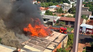 Imagens do alto mostram dimensão de incêndio em residência no Alto Alegre