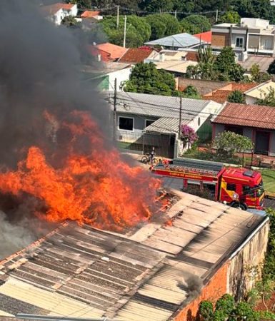 Imagem referente a Imagens do alto mostram dimensão de incêndio em residência no Alto Alegre