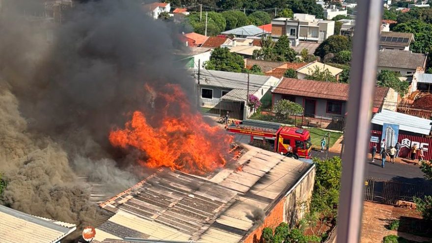 Imagens do alto mostram dimensão de incêndio em residência no Alto Alegre