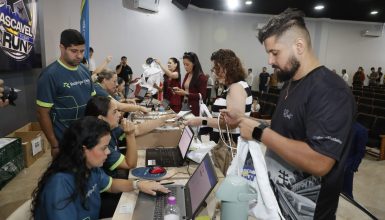 Imagem referente a Com entrega de ração, corredores garantem Kits da corrida Cascavel Flight Run