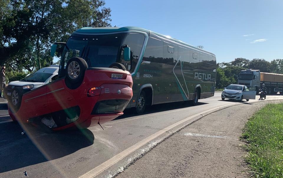 Perseguição termina em capotamento e colisão com ônibus na BR-163