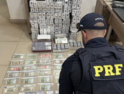 PRF apreende coleção milionária de moedas e cédulas estrangeiras em Cascavel PRF apreende coleção milionária de moedas e cédulas estrangeiras em Cascavel