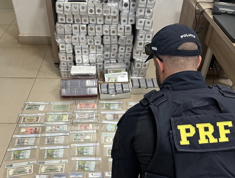 PRF apreende coleção milionária de moedas e cédulas estrangeiras em Cascavel