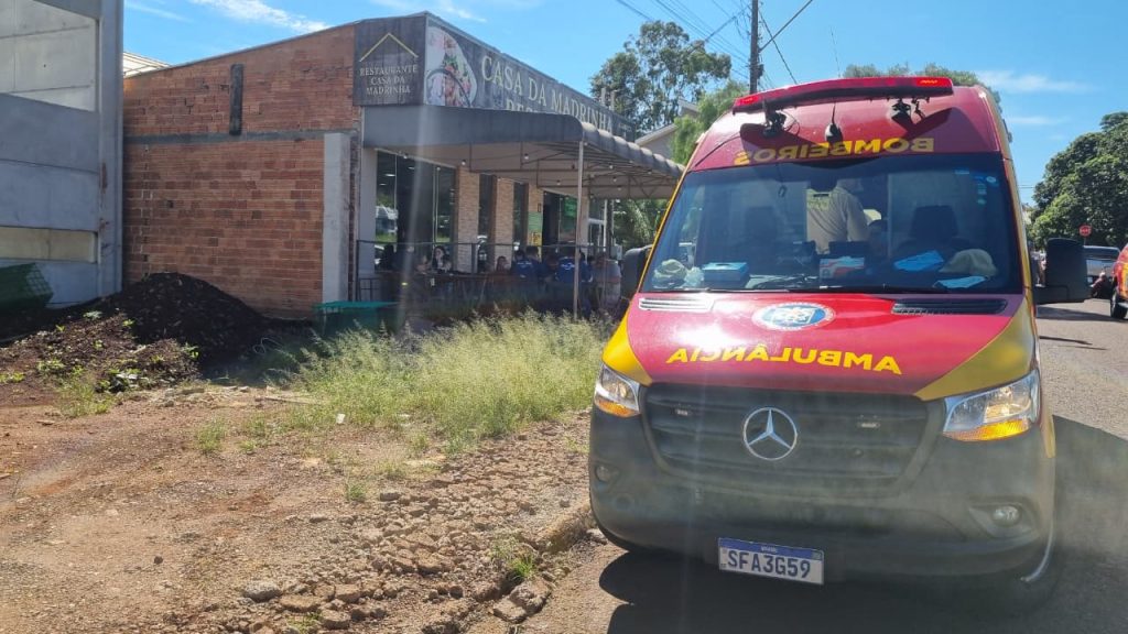 Trabalhadora prensa os dedos em cilindro elétrico e é socorrida em restaurante no Santos Dumont