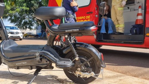 Adolescente de scooter elétrica e sem capacete fica ferida após ser atingida no nariz por peça durante instalação de internet Adolescente de scooter elétrica e sem capacete fica ferida após ser atingida no nariz por peça durante instalação de internet