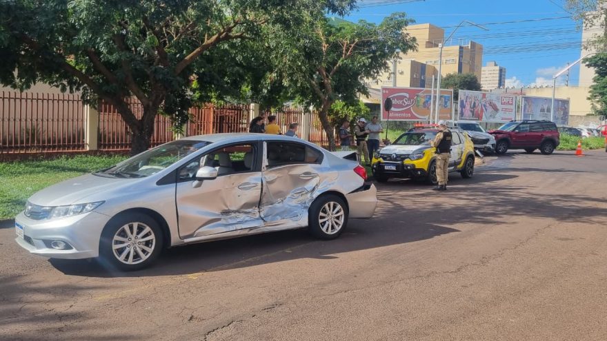 Acidente envolvendo três carros mobiliza socorristas no bairro Coqueiral, em Cascavel