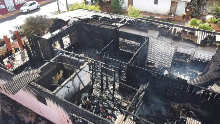 Veja cenário de destruição deixado por incêndio em residência no Alto Alegre, em Cascavel