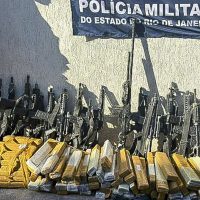 Imagem referente a PM apreende 16 fuzis e uma metralhadora em operação no Rio 