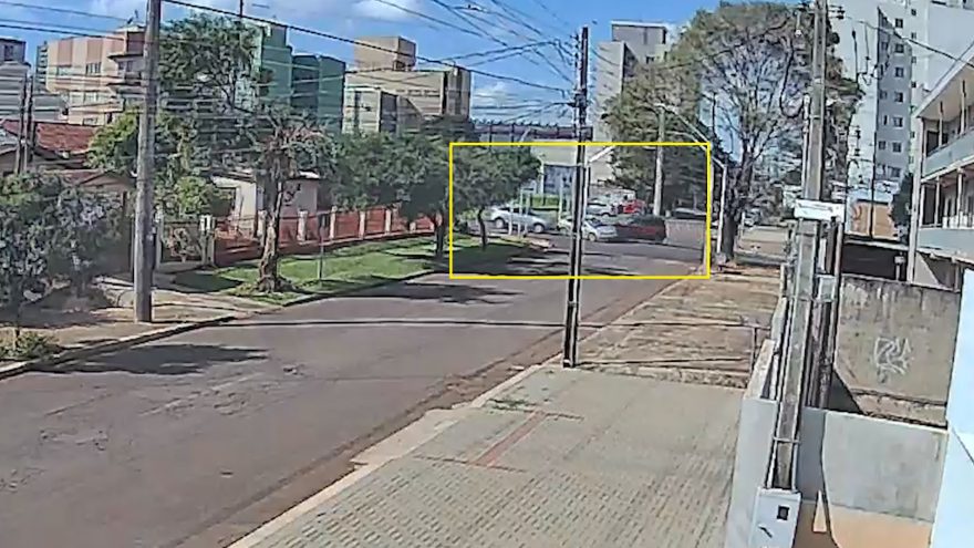 Novas imagens mostram dinâmica de acidente entre três carros no bairro Coqueiral, em Cascavel