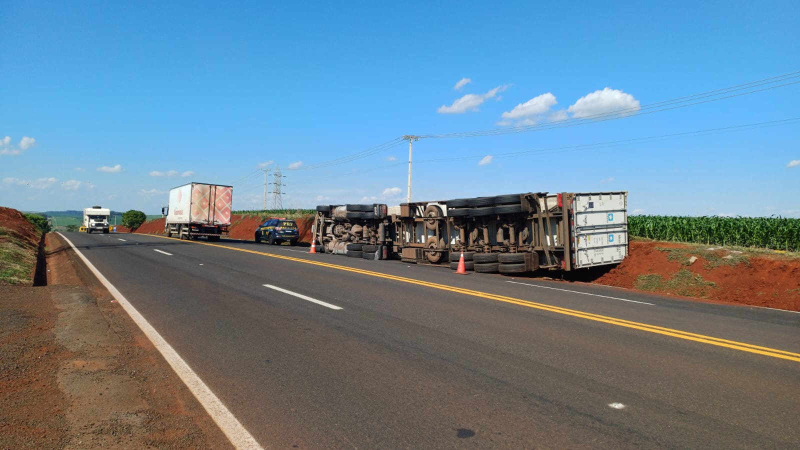 Caminhão com carga de frango congelado tomba na BR-369, em Cambará Imagem referente a Caminhão com carga de frango congelado tomba na BR-369, em Cambará