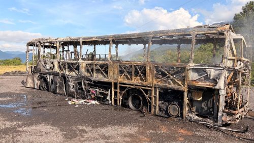 Ônibus é destruído por incêndio na BR-376, em Guaratuba