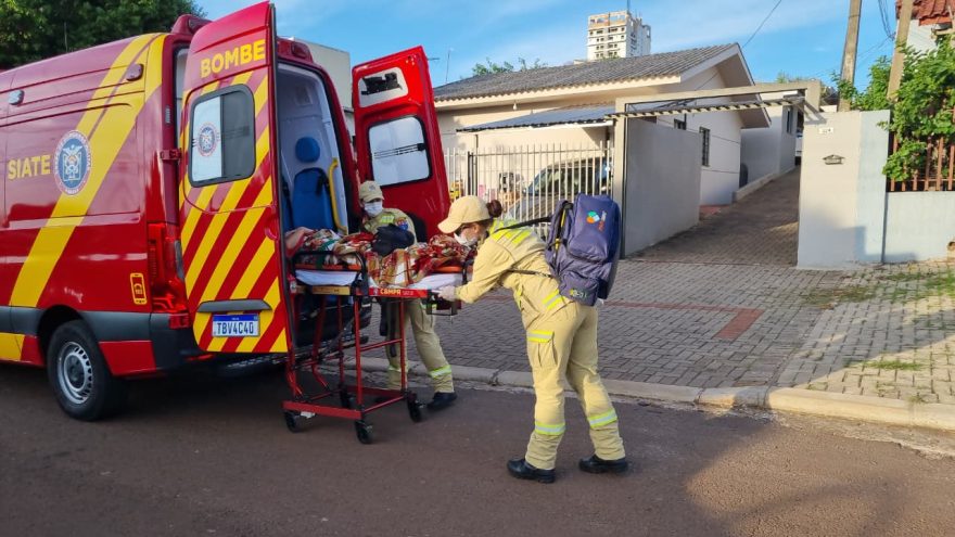Mulher cai da cadeira e fica ferida no Bairro Coqueiral