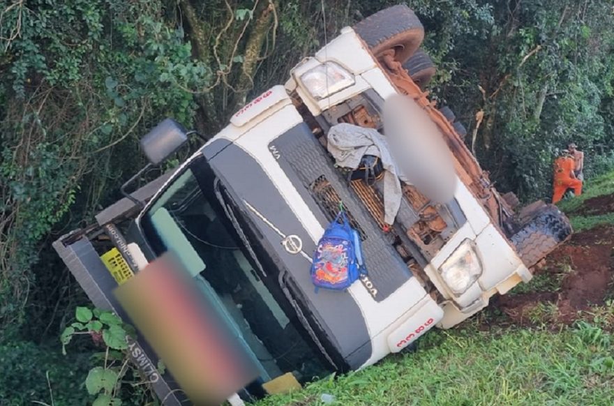 Caminhão de frango tomba próximo ao Centro Ambiental na BR-277