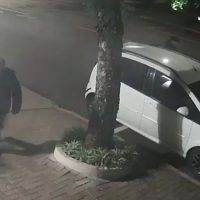 Imagem referente a Câmeras flagram furto de caminhonete Hilux na Rua Manaus