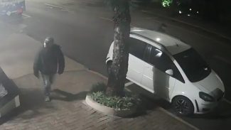 Câmeras flagram furto de caminhonete Hilux na Rua Manaus