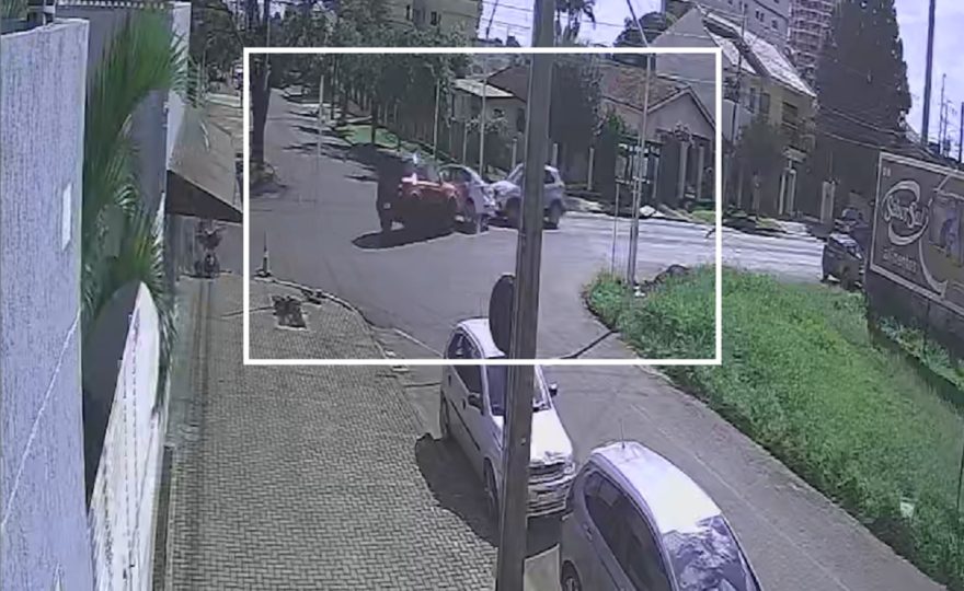 Imagens de novo ângulo revelam detalhes de colisão entre três veículos em Cascavel