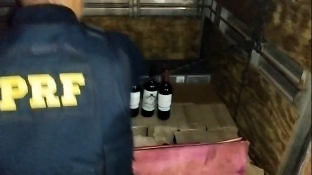PRF intercepta caminhão com mais de mil garrafas de vinho argentino na BR-277 em Cascavel