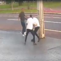 Imagem referente a Câmera registra momento em que funcionário de loja é agredido por andarilho na Avenida Brasil