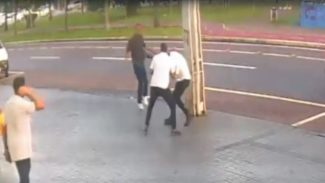 Câmera registra momento em que funcionário de loja é agredido por andarilho na Avenida Brasil