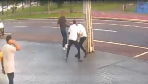 Câmera registra momento em que funcionário de loja é agredido por andarilho na Avenida Brasil