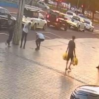 Imagem referente a Outro ângulo flagra movimentação e agressão contra homem na Avenida Brasil