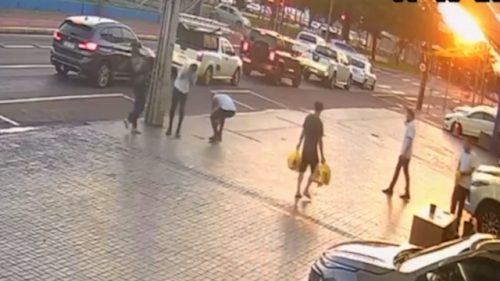 Outro ângulo flagra movimentação e agressão contra homem na Avenida Brasil