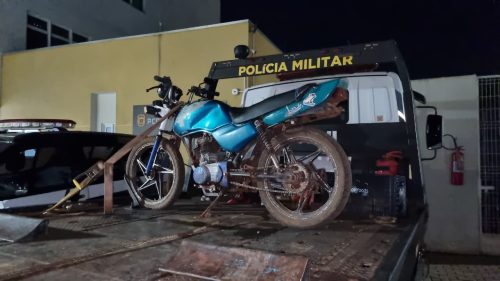 Sem capacete, sem CNH e com moto “Frankenstein”: jovem acaba parado pela PM