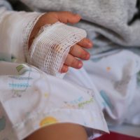 Imagem referente a Pai espanca bebê de 3 meses porque ele chorava e pega 22 anos de cadeia