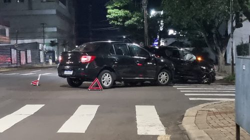 Batida impressionante no Centro de Cascavel aciona airbags e assusta motoristas