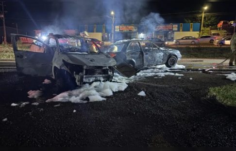 Colisão seguida de incêndio deixa uma vítima grave e carros destruídos