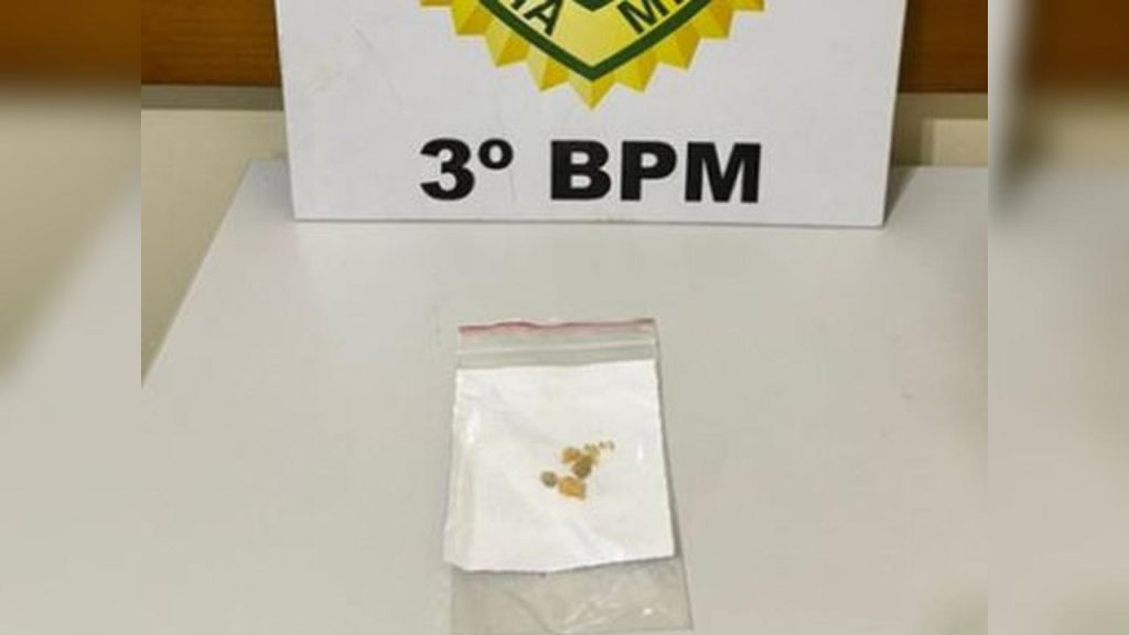 Abordado tenta dispensar droga, mas acaba encaminhado pela PM