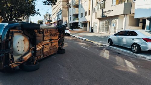 Prisma tomba após colisão com outro Prisma na Rua Paraná