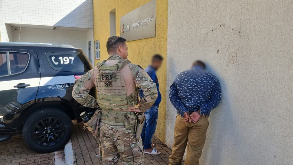 Estrangeiros são detidos pela PRF em Cascavel ao transportar maconha capulho no estepe do carro