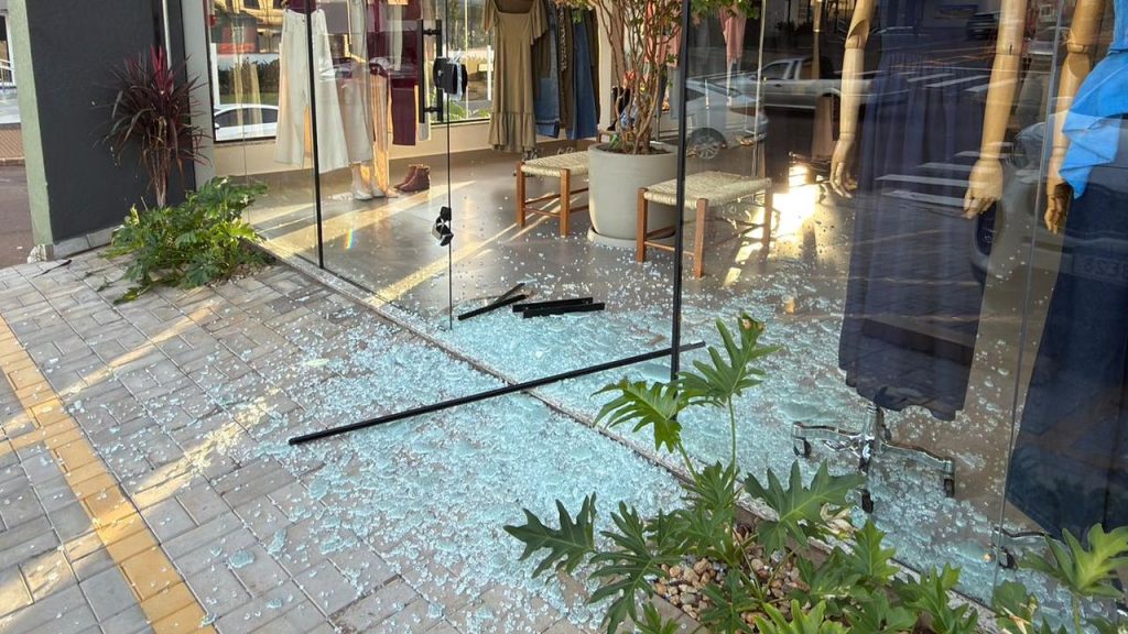 Loja de roupas é invadida e notebook é furtado no Centro